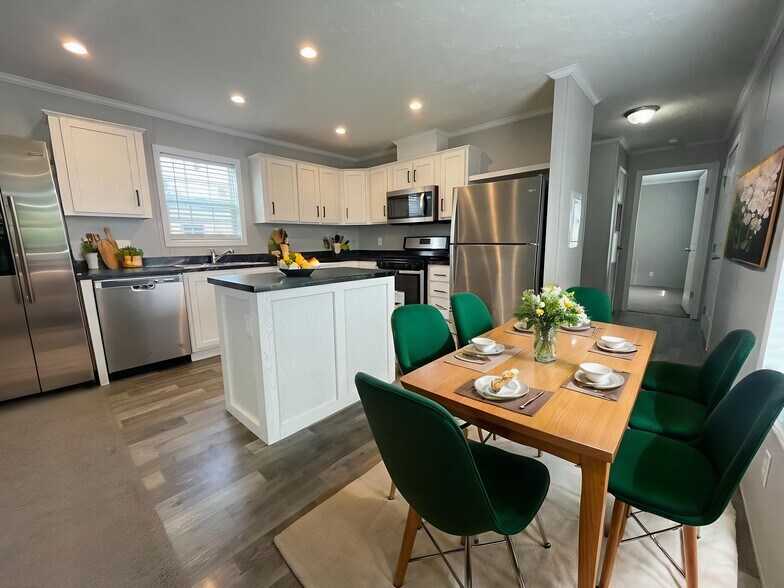 Building Photo - 16185 Notre Dame St