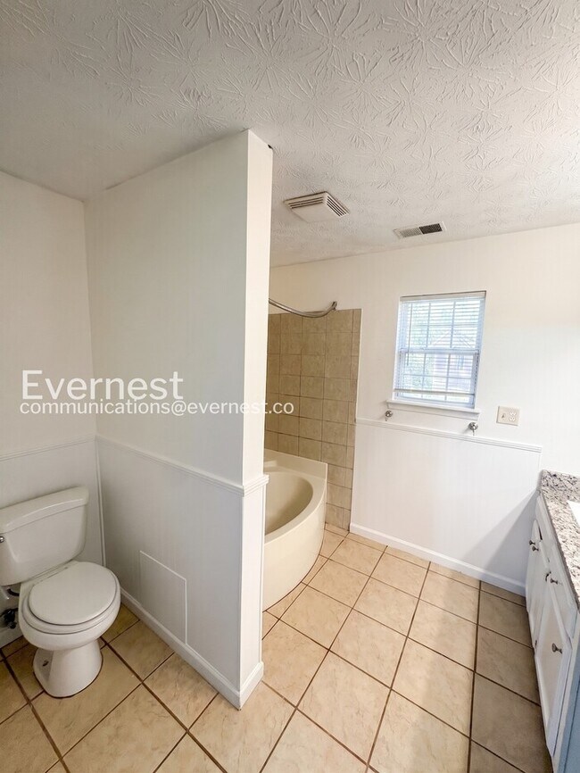 Building Photo - Spacious  Home with Deck, Patio, and Garage! / 3 Bed, 2 Bath / Available now!