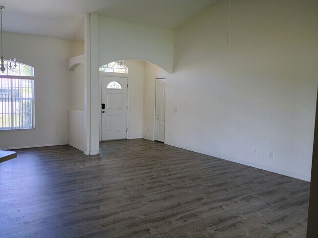 Building Photo - 3 bedroom 2 bathroom beautiful home