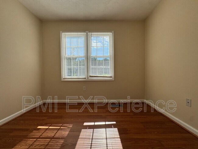 Building Photo - 2067 Chadwick Terrace