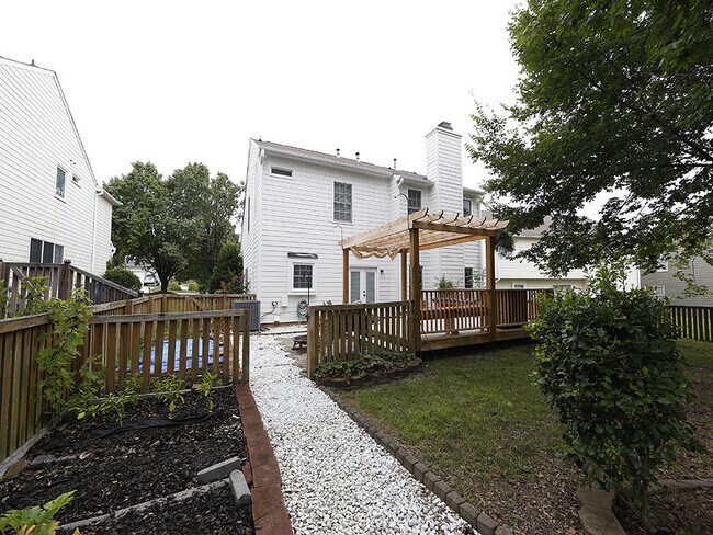 Building Photo - 4 Bedroom Home in desirable Grove Park Com...