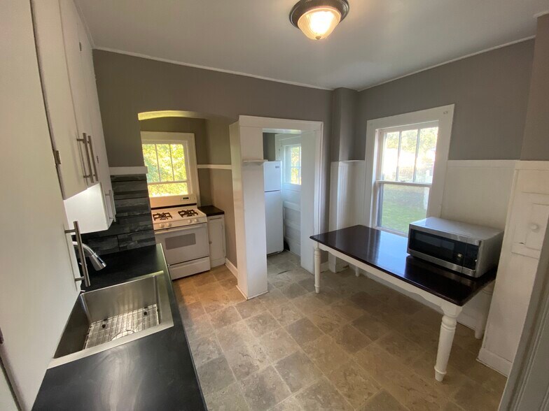 Building Photo - 377 Parkside Dr