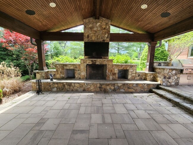 Building Photo - Gorgeous 4/3.5 with amazing back patio!