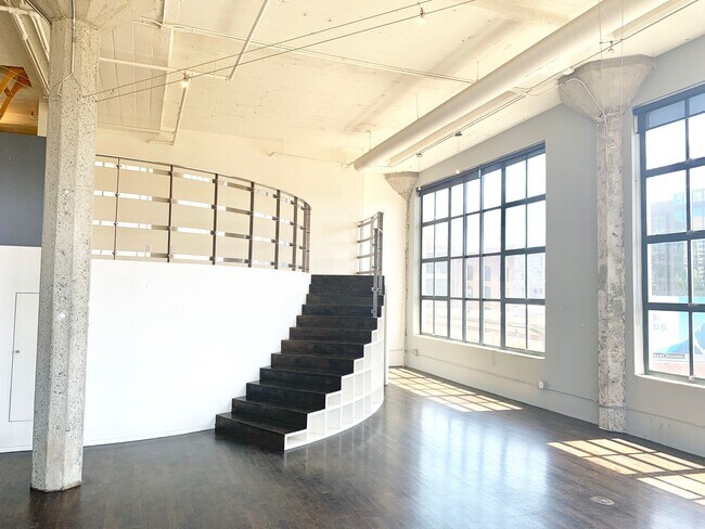 Building Photo - STUNNING LARGE CORNER LIVE/WORK 1 BED+ DEN...