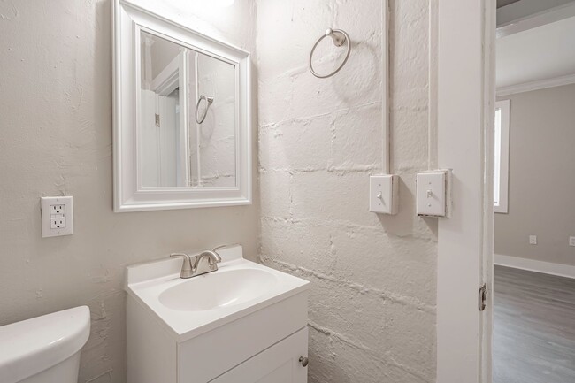 Building Photo - Charming Apartment Downtown Columbia - Hou...