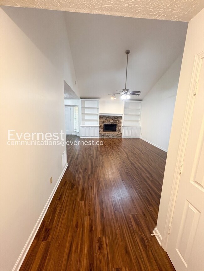 Building Photo - Spacious  Home with Deck, Patio, and Garage! / 3 Bed, 2 Bath / Available now!