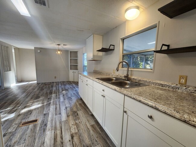 Building Photo - 2br - 2 Bed 2 Bath w/ screened porch and FULLY FENCED Backyard!