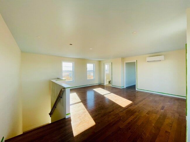 Building Photo - 6 Cross Beach Rd