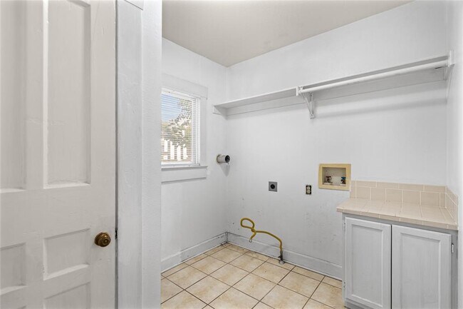 Building Photo - 1202 E 13th St