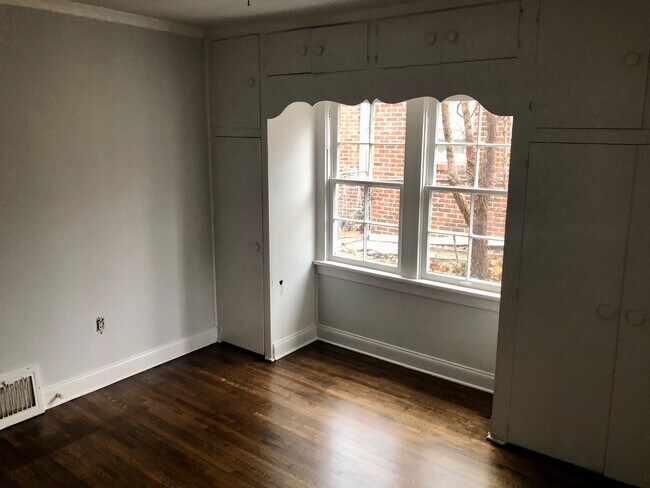 Building Photo - 228 N Quanah Ave