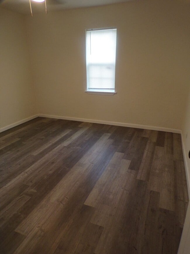 Building Photo - Great redo across the street form Pat Henry Elementary School