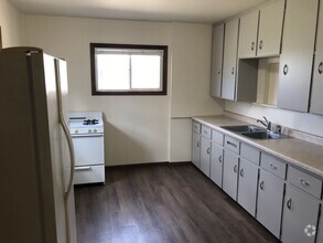 Building Photo - 3 Bedroom Home - Available 6/1