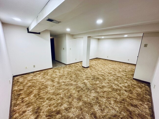 Building Photo - {12119} Spacious Home in Fantastic Locatio...