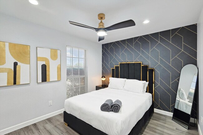 Building Photo - 521 E Robin Ct