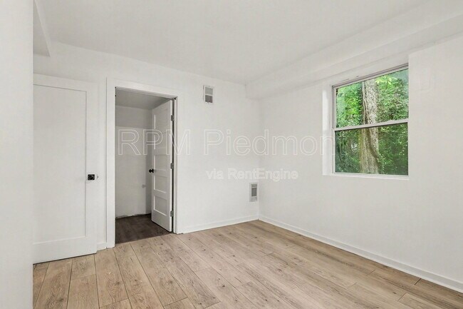 Building Photo - 2496 Lester St