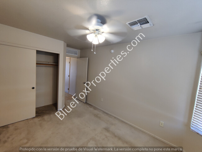 Building Photo - 2 Bedroom Townhome in Central Location