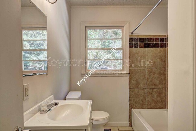 Building Photo - 2128 Knightsbridge Rd