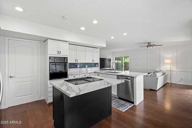 Building Photo - 8649 N Willowrain Ct