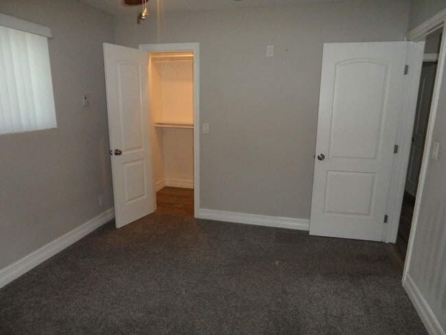 Building Photo - 300 1/2-204 1/2 E Mills Dr