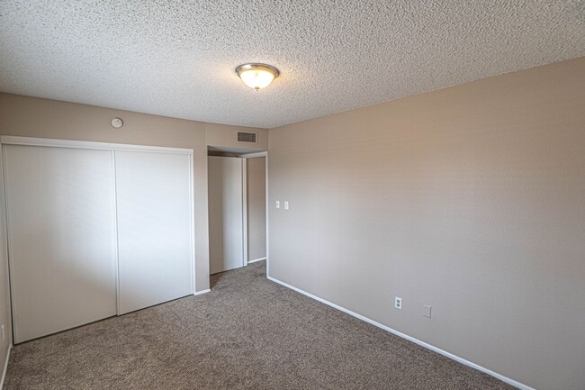 Building Photo - Great Property with a HUGE backyard in Tempe!