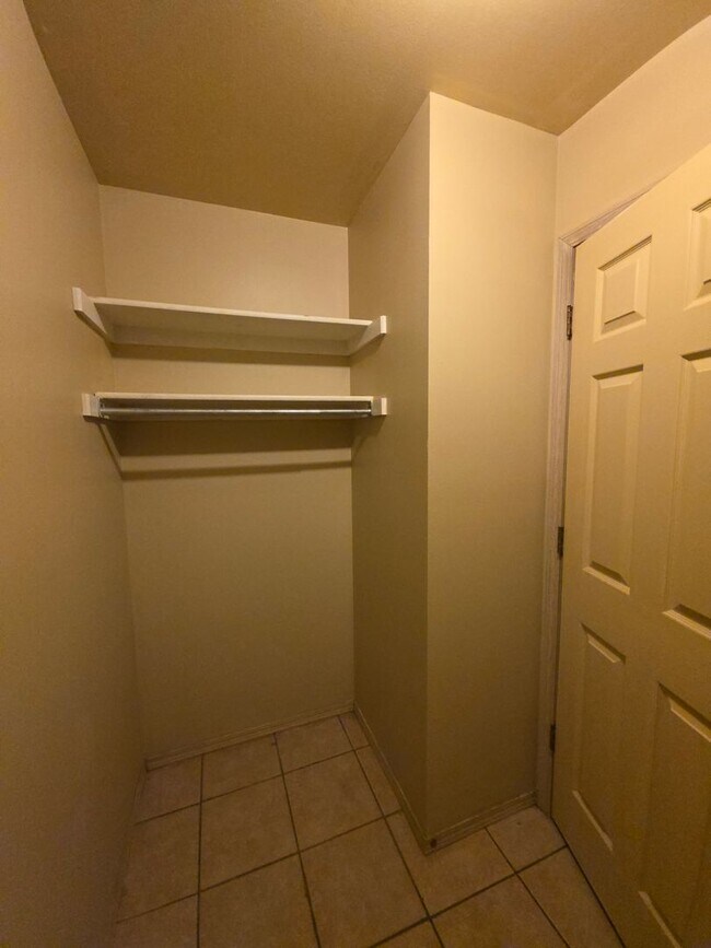 Building Photo - 1002 N Greenwich Ave