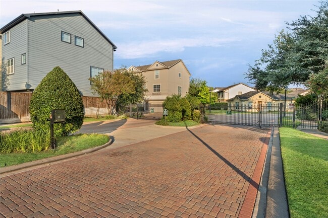 Building Photo - 3202 Clearview Cir