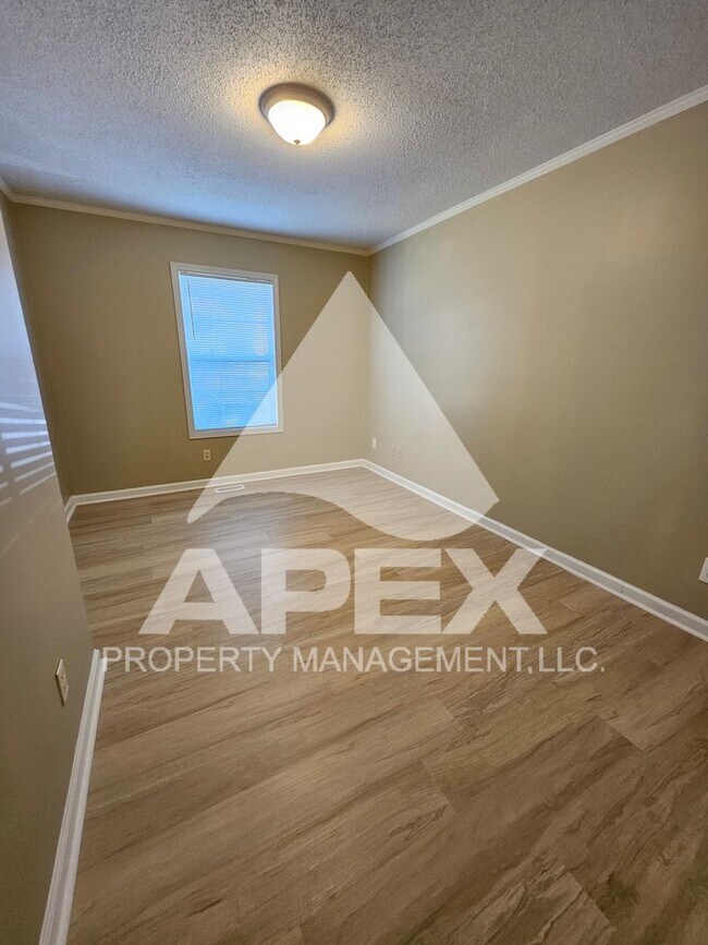 Building Photo - MOVE-IN SPECIAL,NO RENT TIL JUNE 1ST! - 3 Bd | 2 Ba 1st Floor Condo in West Knoxville!