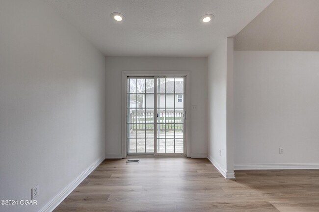 Building Photo - 301 W Briarbrook Ln