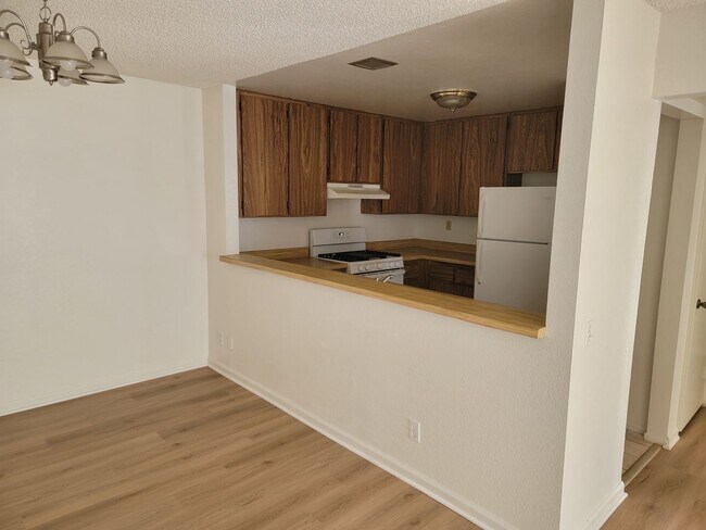 Building Photo - 1 BED/ 1 BATH CONDO
