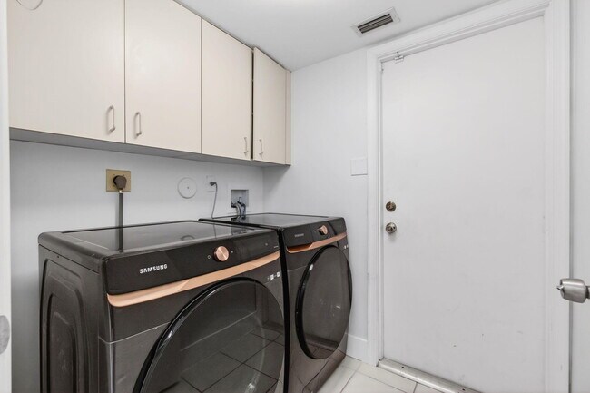 Building Photo - 7848 Travelers Tree Dr