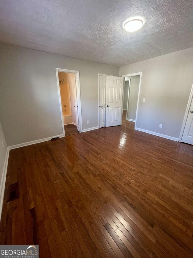 Building Photo - 3015 Cascade Manor Dr