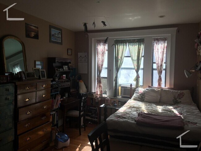 Building Photo - Great two bedroom in Cleveland Circle, new kitchen, tons of sunlight