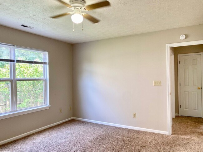 Building Photo - COMING SOON!! Great 3 Bedroom 2 Bathroom R...