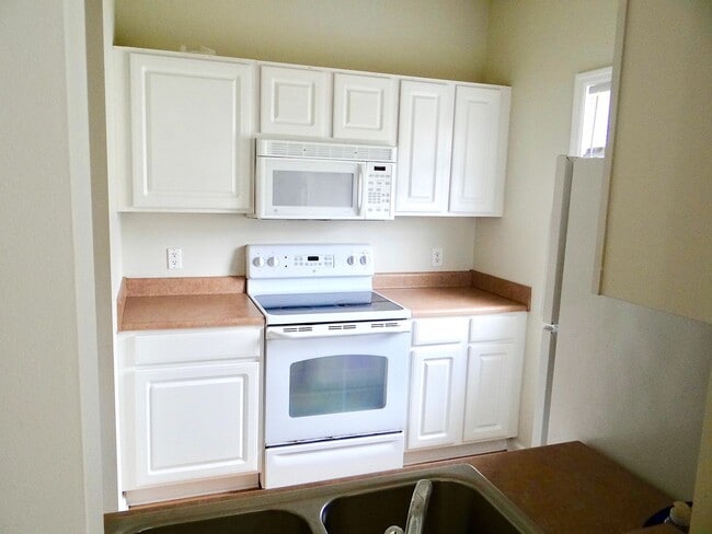 Building Photo - Annual Rental @ Cross Gate in Deerfield