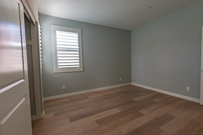 Building Photo - 225 Royal Glen