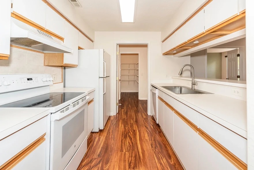 Fully Equipped Kitchen - 1417 Heatherwood Ln