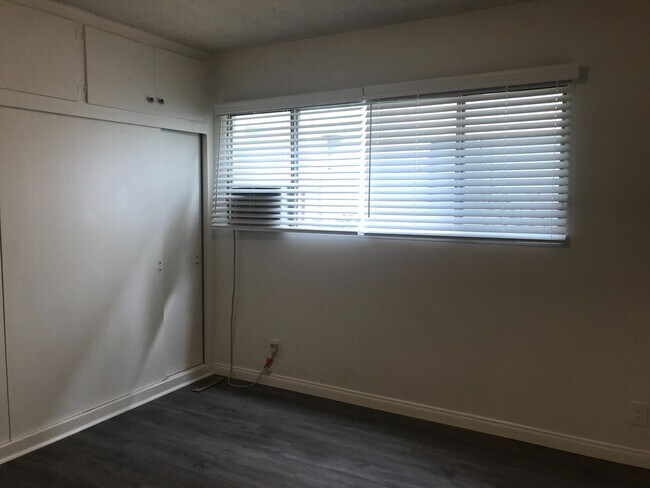 Building Photo - Parr, 10424-10425