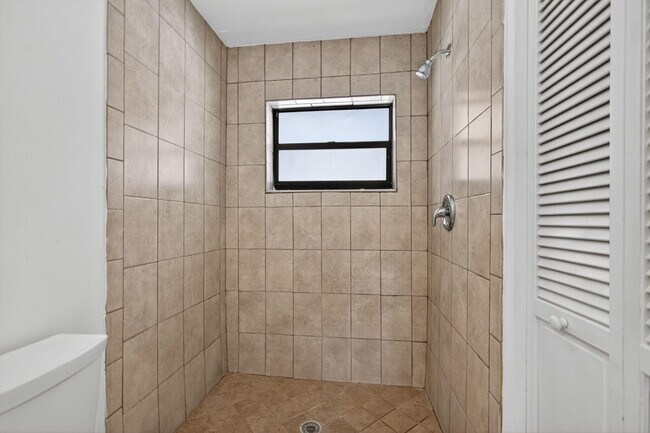 Building Photo - 1580 Montauk Dr