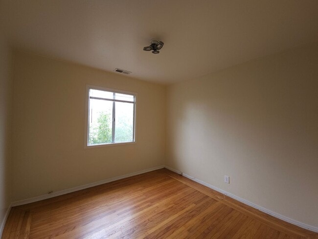 Building Photo - Large 5 bedroom 2 bath Split Level House w...