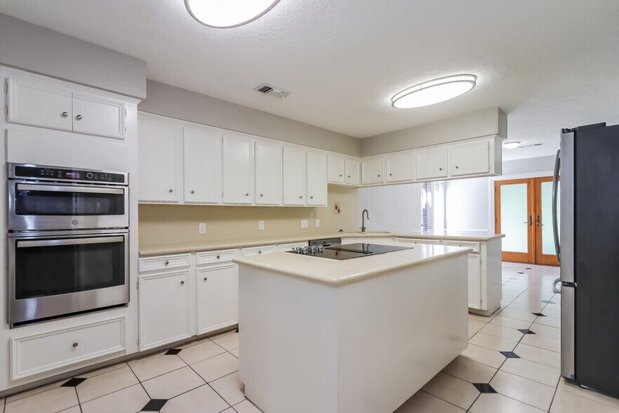 Building Photo - 928 Victoria Dr