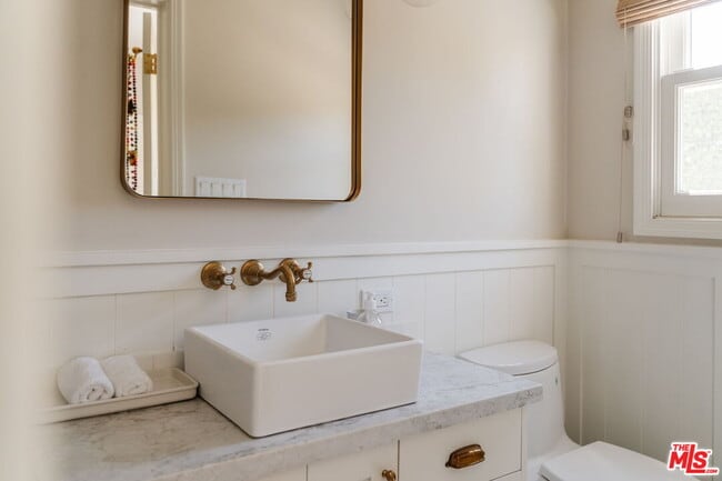 Building Photo - 231 S Thurston Ave