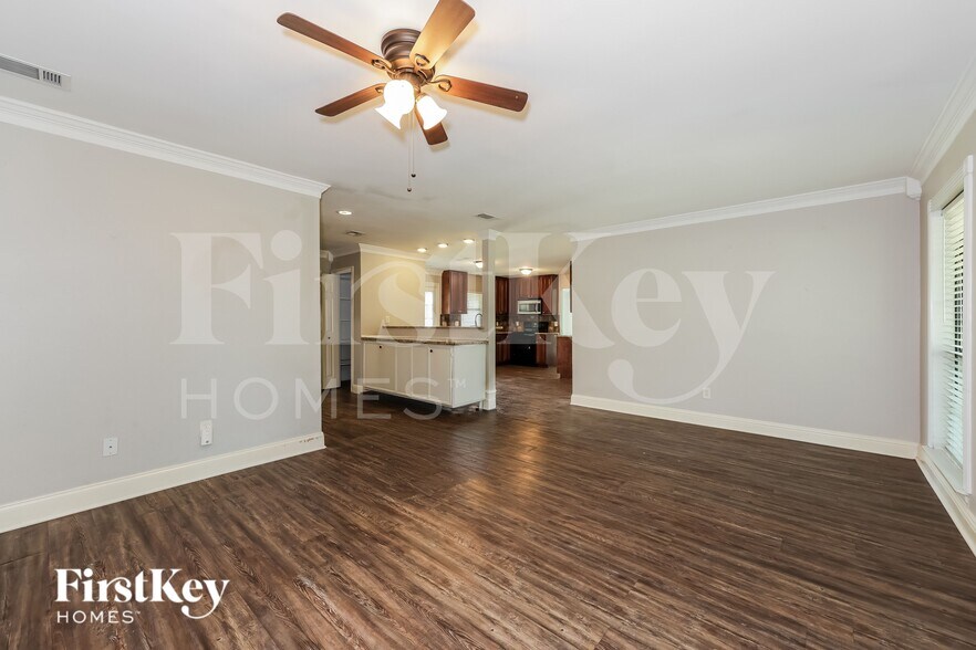 Building Photo - 213 Ripplewood Dr