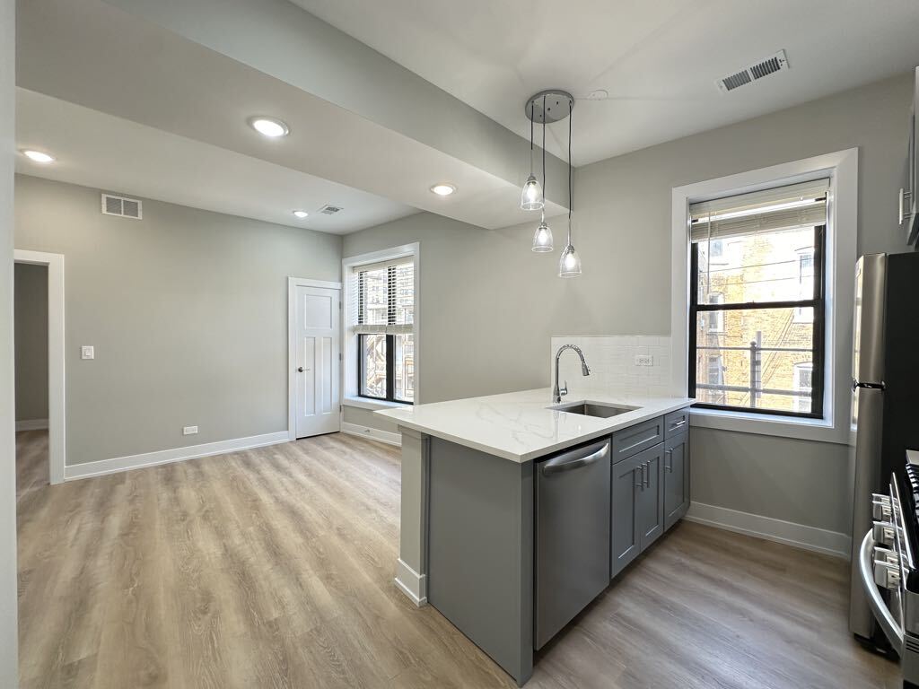 Building Photo - 435 W Belden Ave