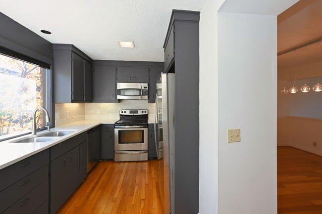 Building Photo - **PERFECTLY SITUATED TOWNHOME IN GREEN HIL...