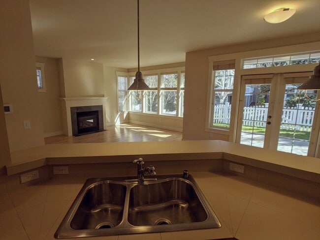 Building Photo - Very nice 2 bed, 2 bath, 1 car garage in S...