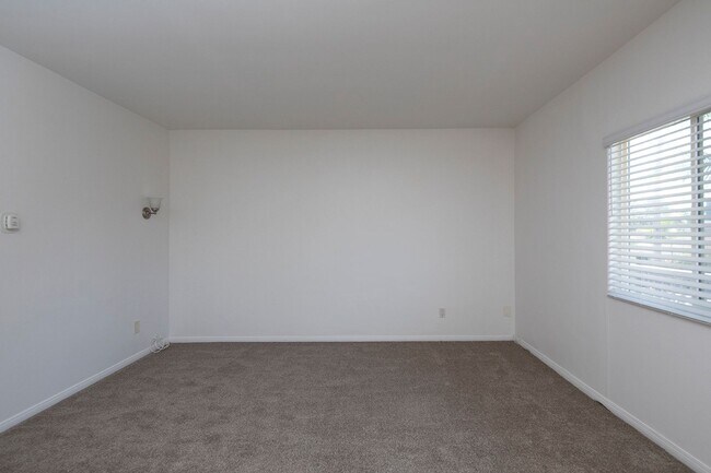 Building Photo - 1Br in Carlsbad with Parking ~ Less than a Mile from the Beach!