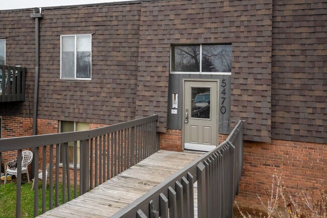 Building Photo - 5464 Beechmont Ave