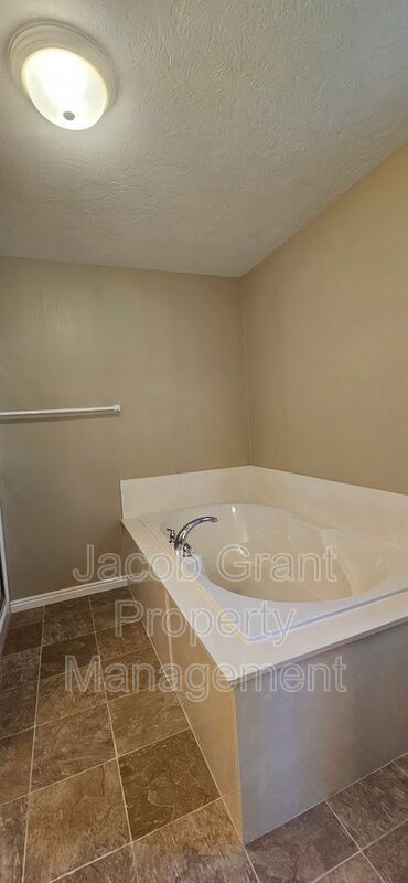 Building Photo - 3314 Woodside Dr