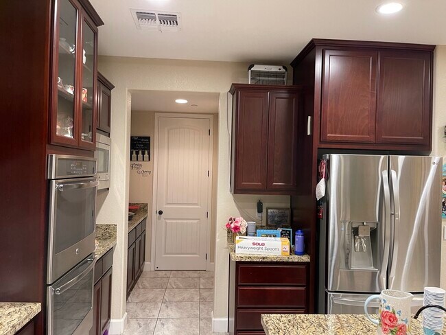 Building Photo - 486 Glenbrook Dr