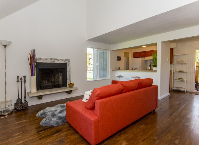 Building Photo - Townhouse style condo in Beaverton!
